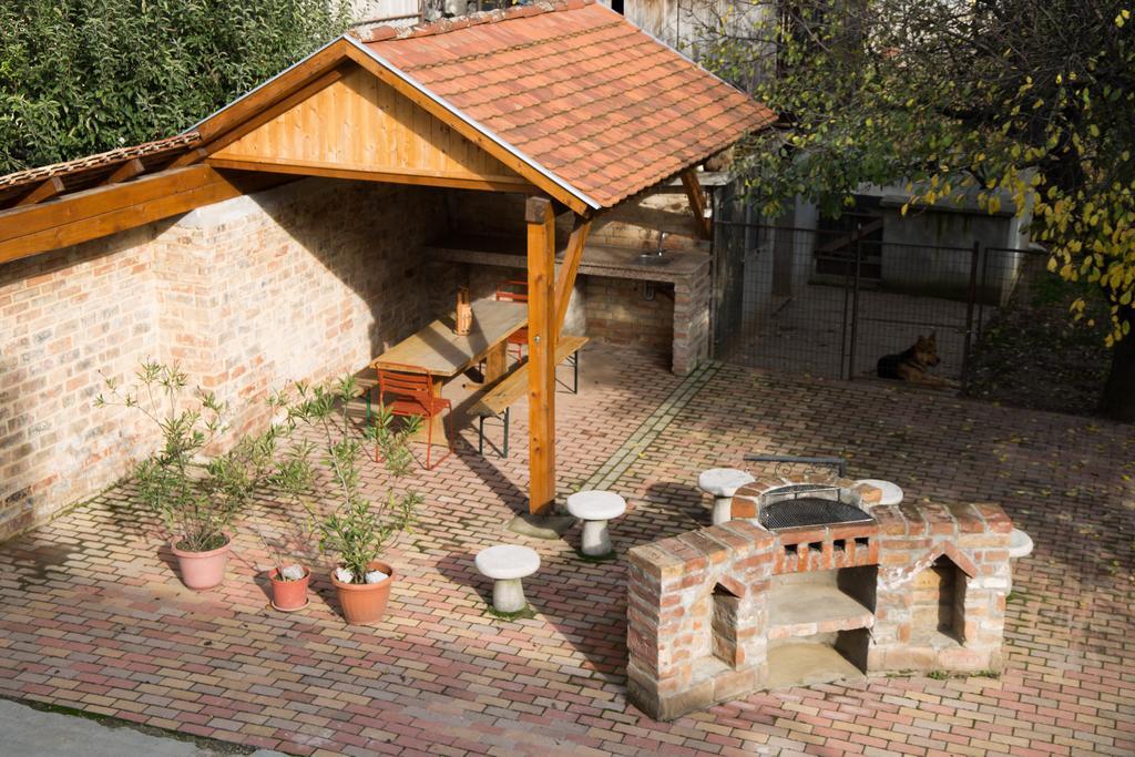 Tompos Vendeghaz Es Pince Hotell Villány Exteriör bild