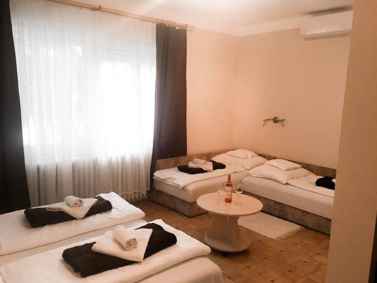 Tompos Vendeghaz Es Pince Hotell Villány Exteriör bild