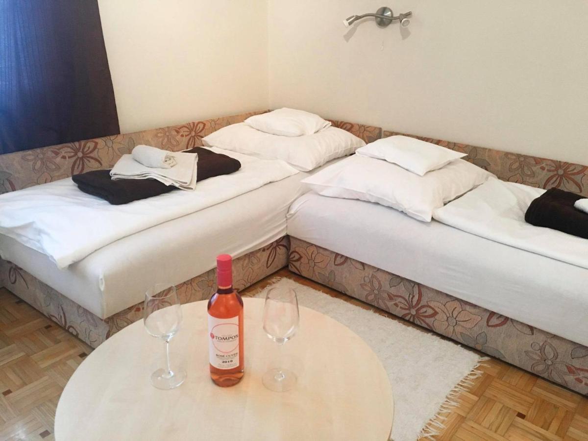 Tompos Vendeghaz Es Pince Hotell Villány Exteriör bild