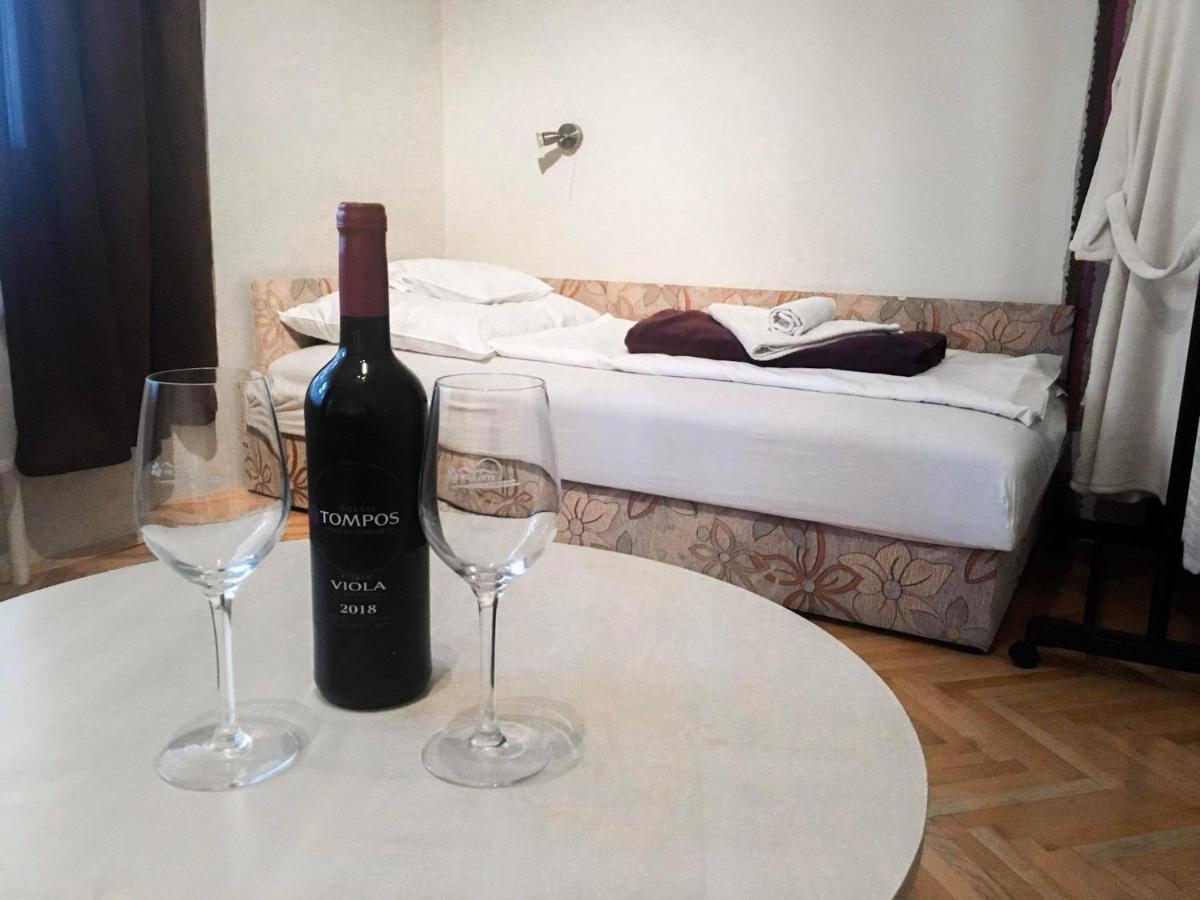 Tompos Vendeghaz Es Pince Hotell Villány Exteriör bild