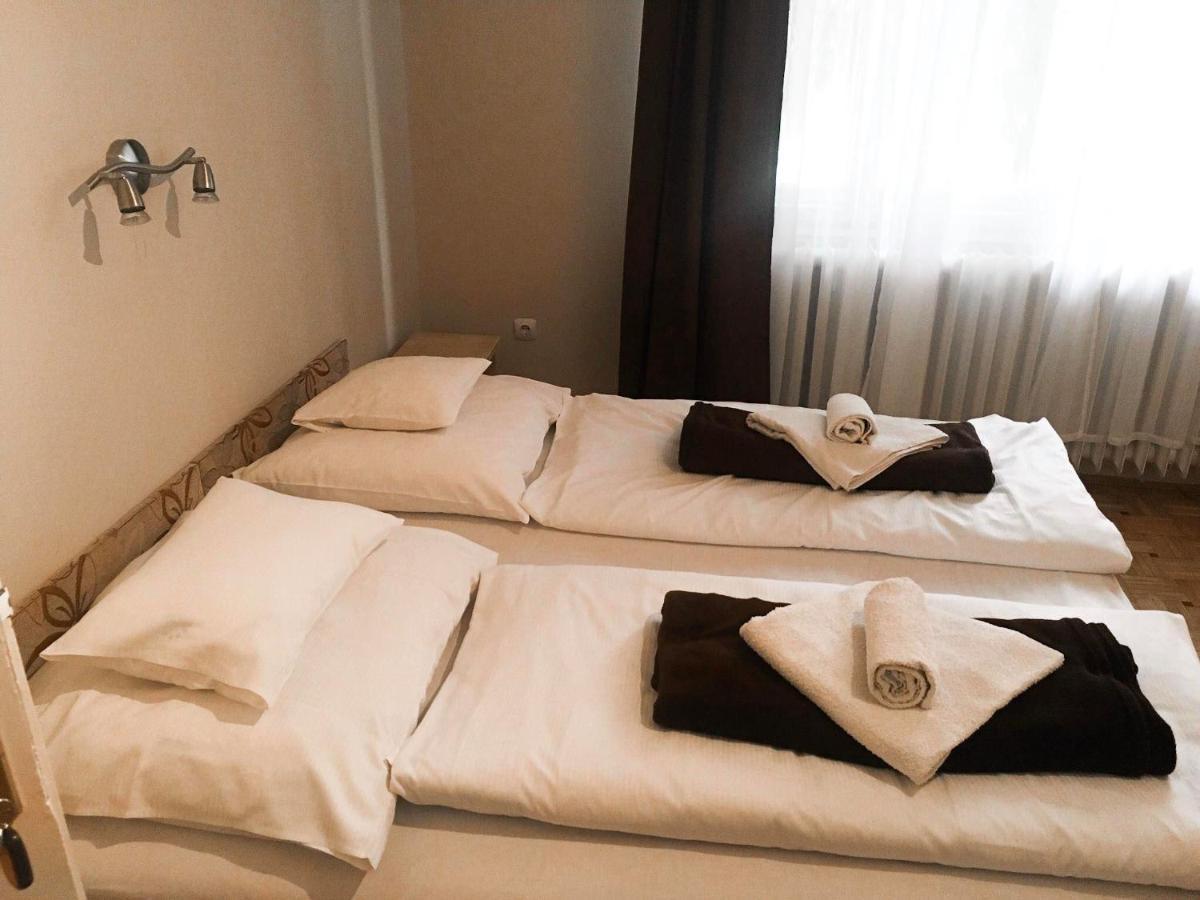 Tompos Vendeghaz Es Pince Hotell Villány Exteriör bild