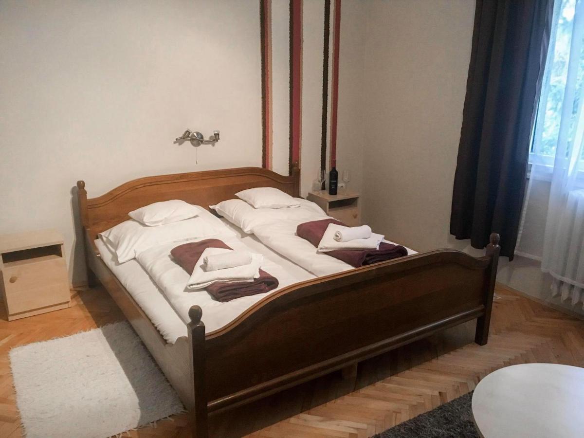Tompos Vendeghaz Es Pince Hotell Villány Exteriör bild