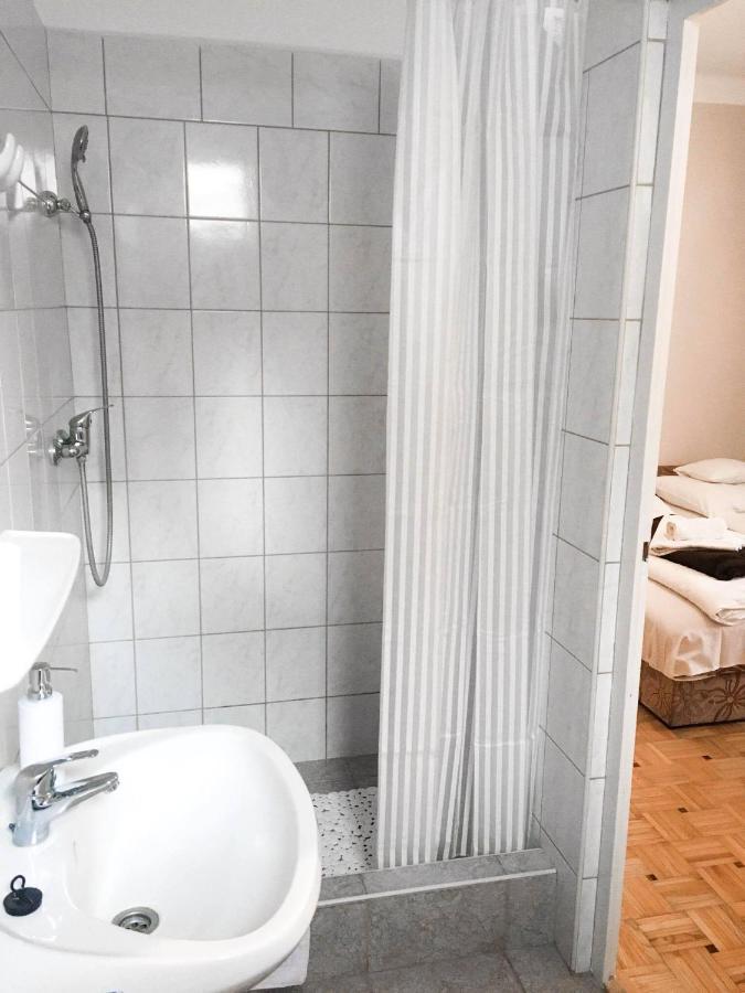 Tompos Vendeghaz Es Pince Hotell Villány Exteriör bild