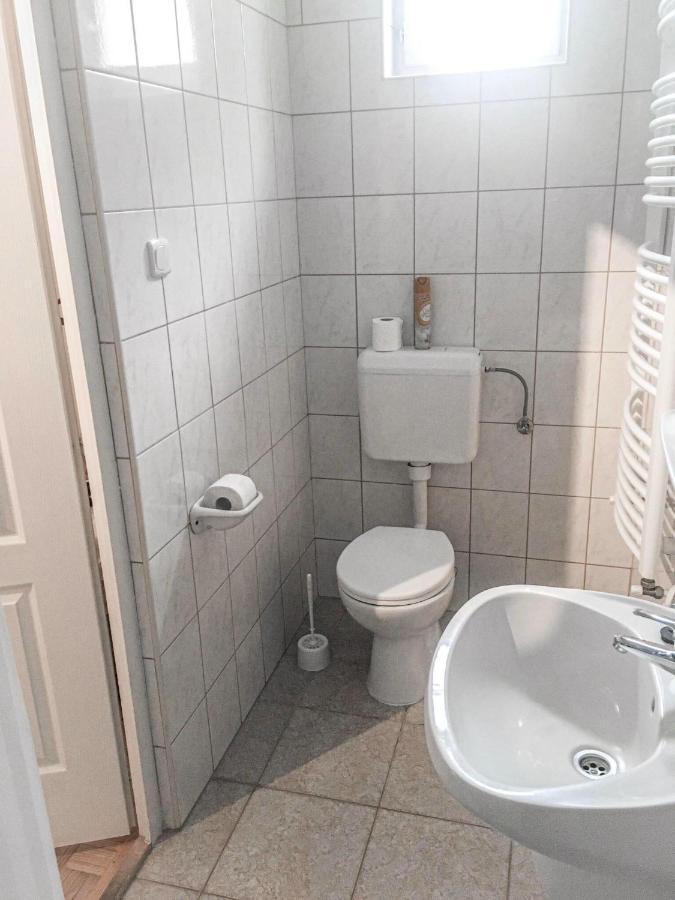 Tompos Vendeghaz Es Pince Hotell Villány Exteriör bild
